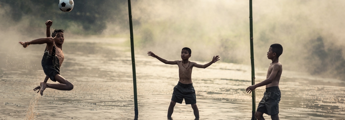 Niños jugando. Con espaldas sanas