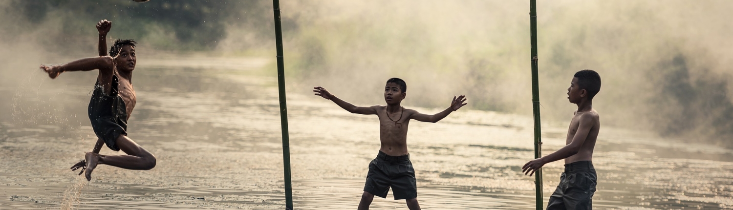 Niños jugando. Con espaldas sanas