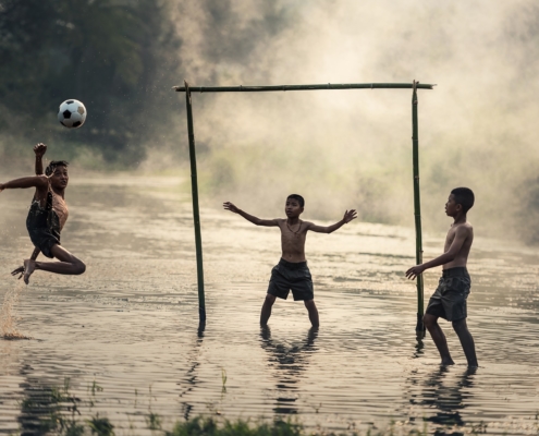 Niños jugando. Con espaldas sanas