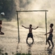 Niños jugando. Con espaldas sanas